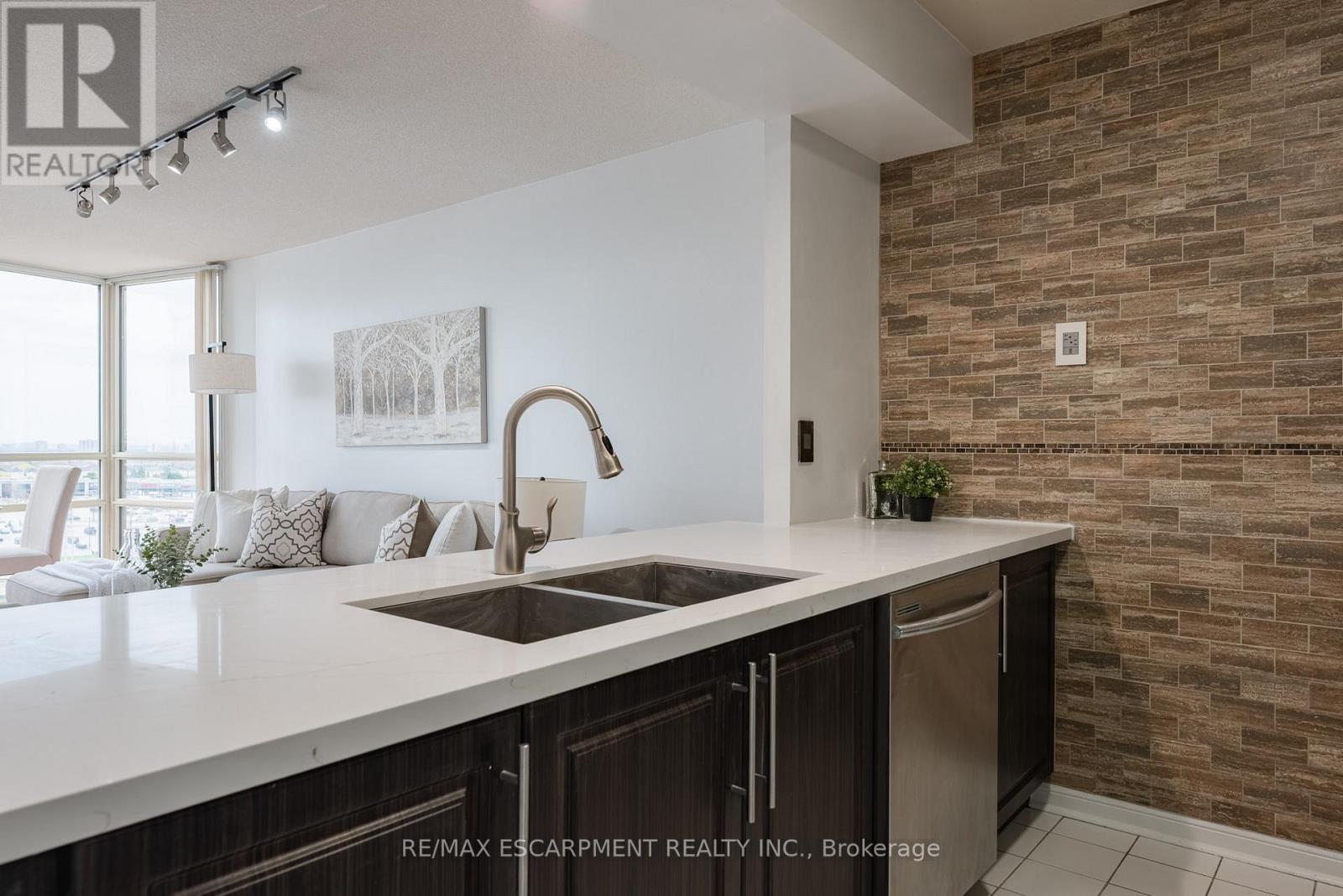 1002 - 50 Eglinton Avenue W, Mississauga, Ontario  L5R 3P5 - Photo 6 - W12179797