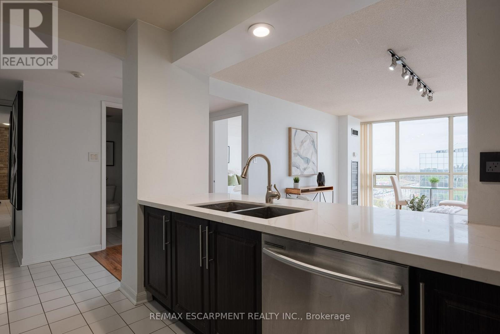 1002 - 50 Eglinton Avenue W, Mississauga, Ontario  L5R 3P5 - Photo 8 - W12179797