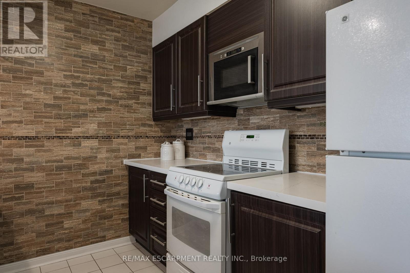 1002 - 50 Eglinton Avenue W, Mississauga, Ontario  L5R 3P5 - Photo 9 - W12179797
