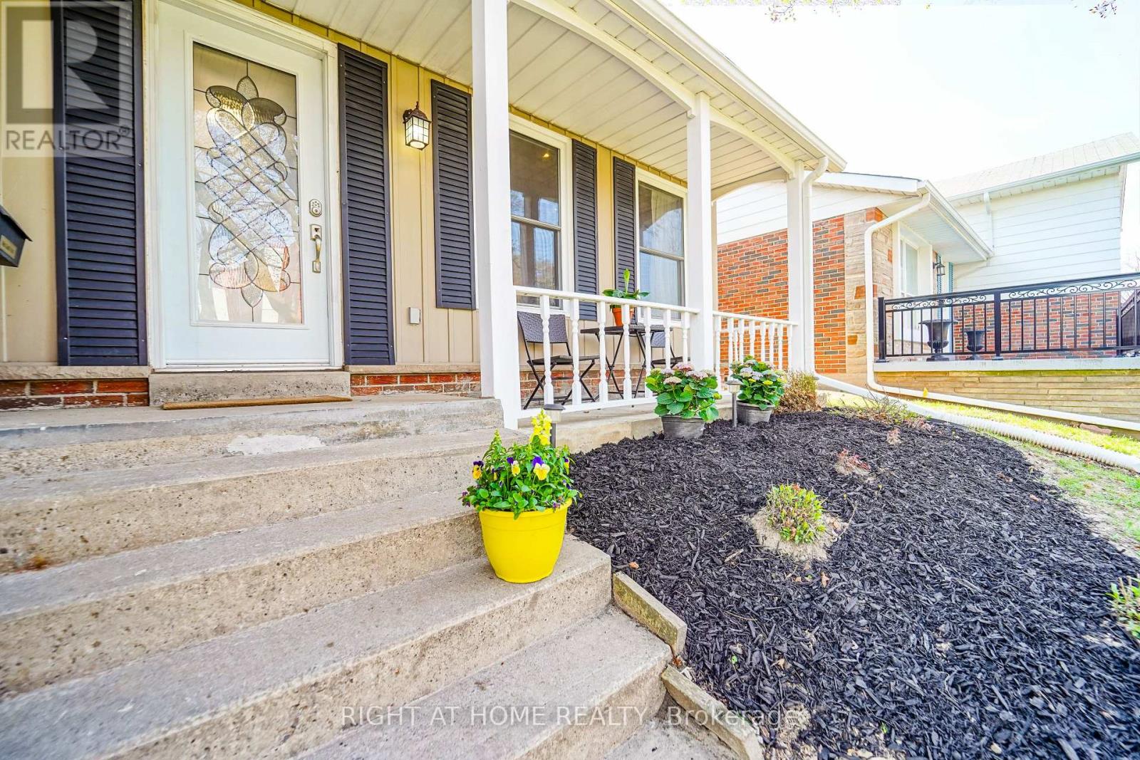 2396 Homelands Drive, Mississauga, Ontario  L5K 1H2 - Photo 3 - W12200443