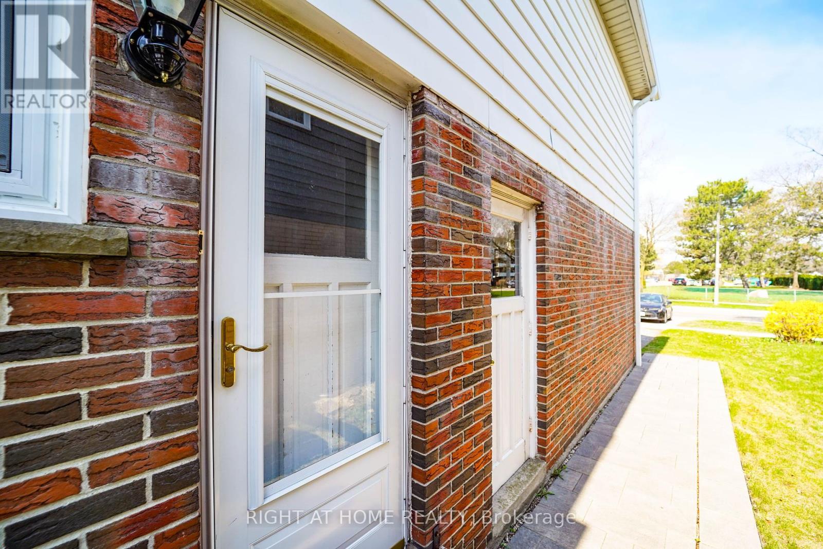 2396 Homelands Drive, Mississauga, Ontario  L5K 1H2 - Photo 36 - W12200443