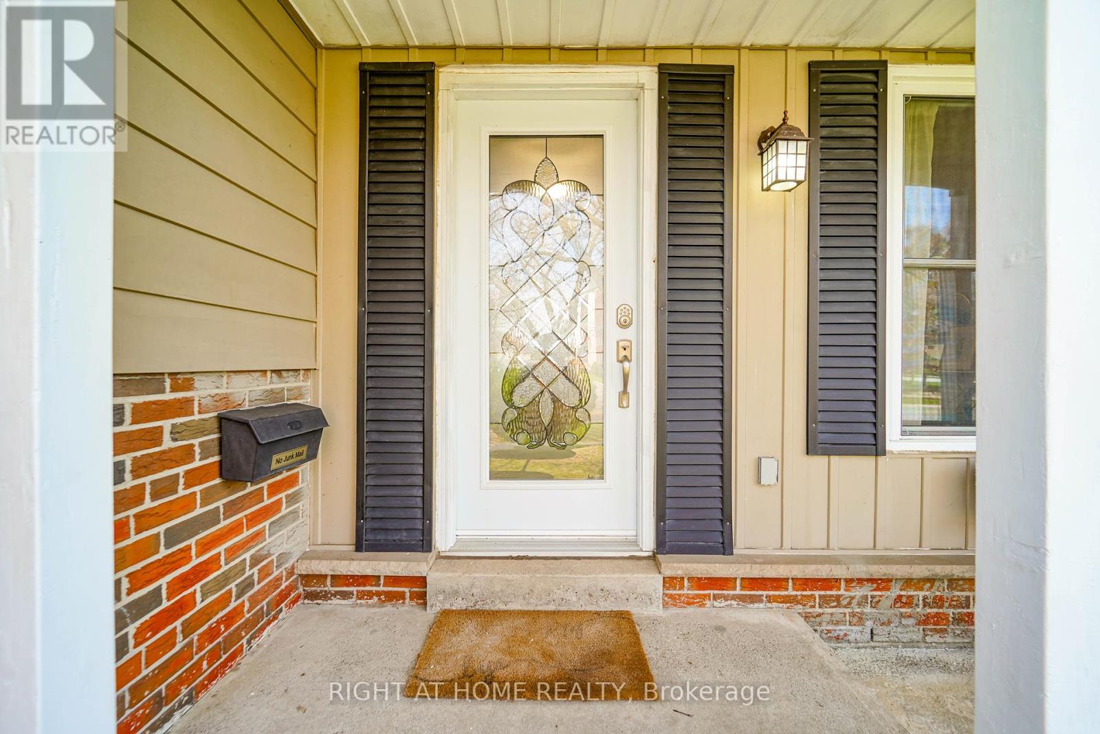 2396 Homelands Drive, Mississauga, Ontario  L5K 1H2 - Photo 4 - W12200443
