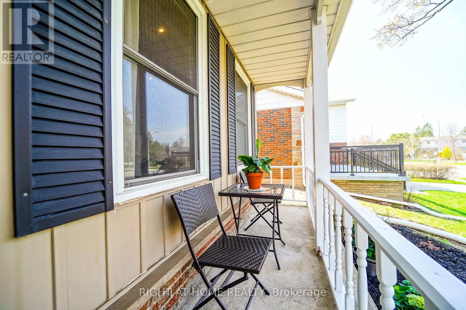 2396 Homelands Drive, Mississauga, Ontario  L5K 1H2 - Photo 5 - W12200443