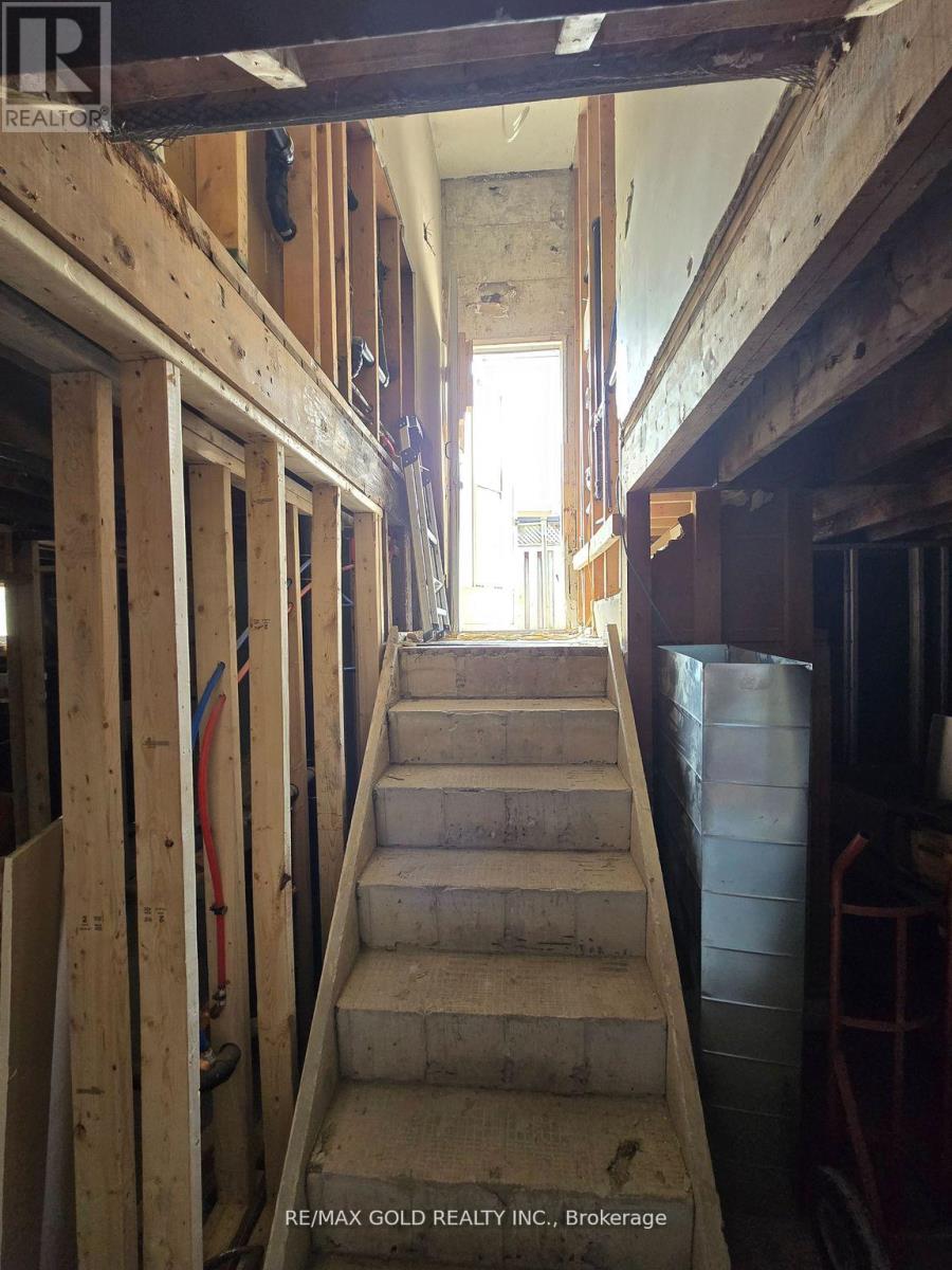 111 Verobeach Boulevard, Toronto, Ontario  M9M 1P8 - Photo 10 - W12200455