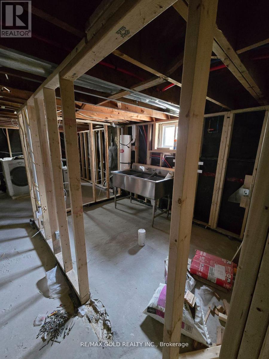 111 Verobeach Boulevard, Toronto, Ontario  M9M 1P8 - Photo 12 - W12200455