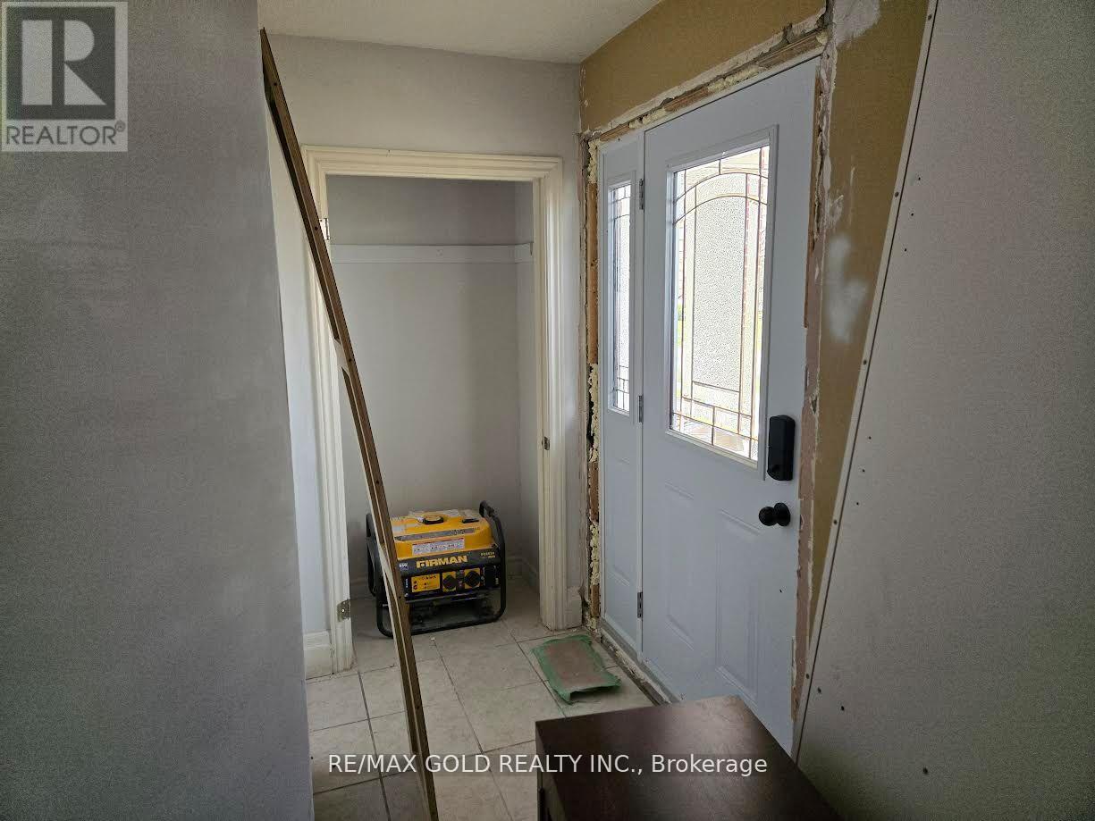 111 Verobeach Boulevard, Toronto, Ontario  M9M 1P8 - Photo 2 - W12200455