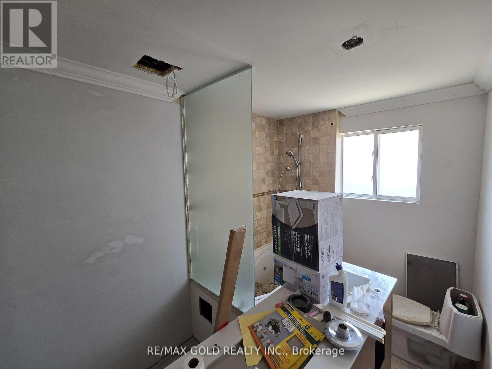 111 Verobeach Boulevard, Toronto, Ontario  M9M 1P8 - Photo 5 - W12200455