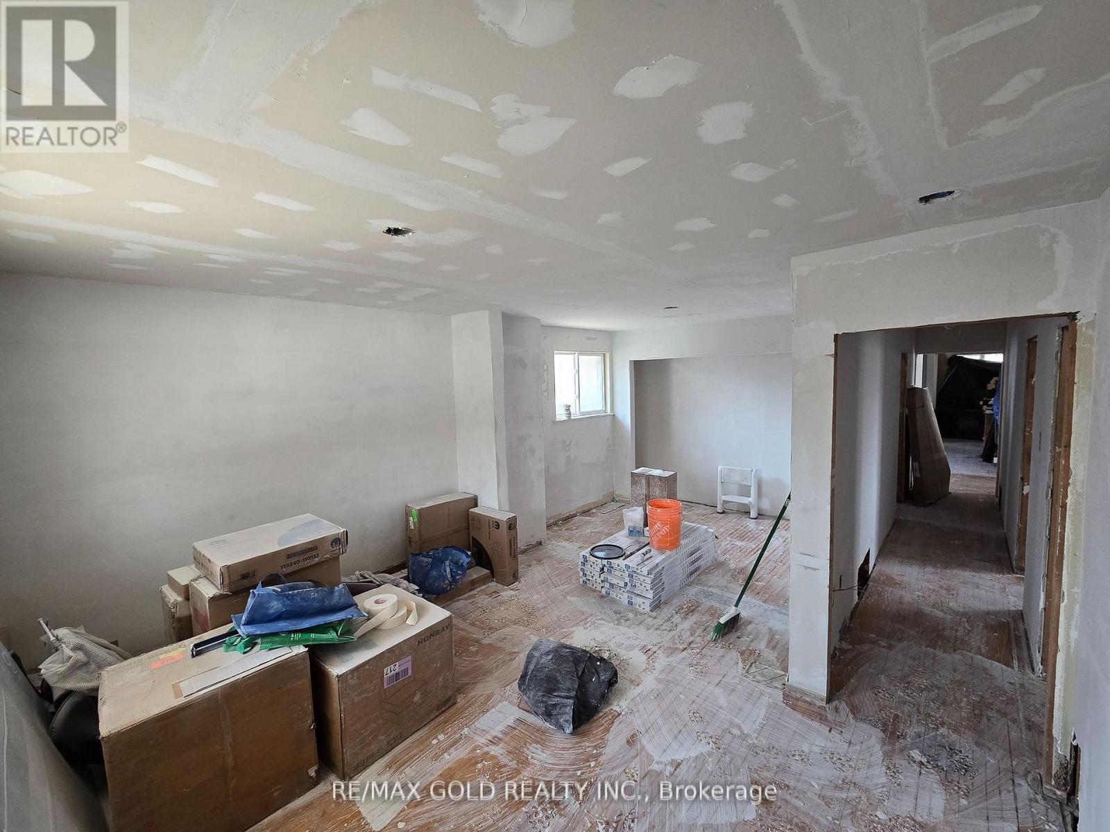 111 Verobeach Boulevard, Toronto, Ontario  M9M 1P8 - Photo 6 - W12200455