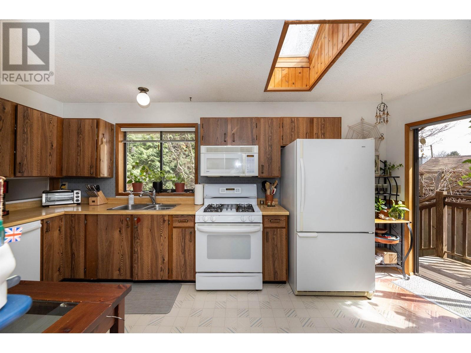 729 Maplewood Lane, Gibsons, British Columbia  V0N 1V8 - Photo 4 - R2990275