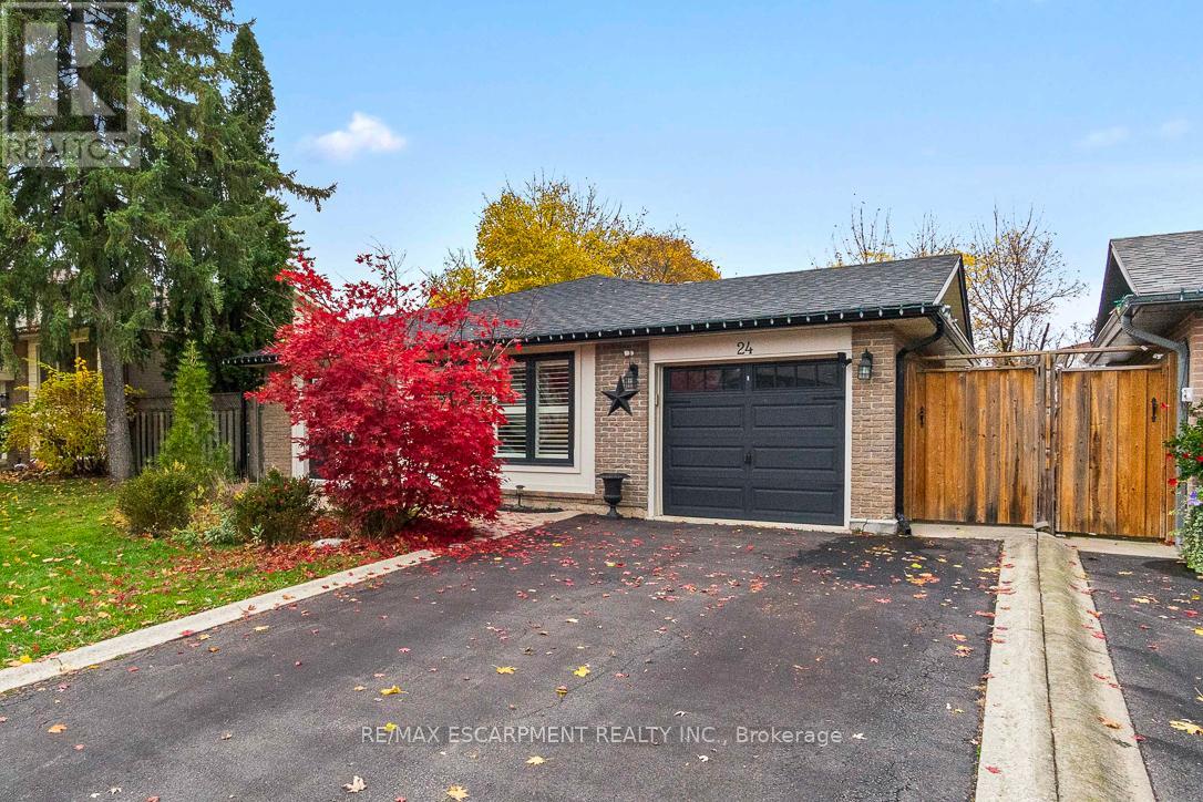 24 Willis Drive, Brampton, Ontario  L6W 1A9 - Photo 2 - W12200568