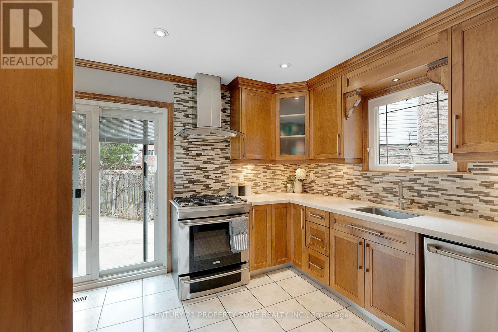 42 Montcalm Place, Brampton (Central Park), Ontario  L6S 2X6 - Photo 18 - W12200569