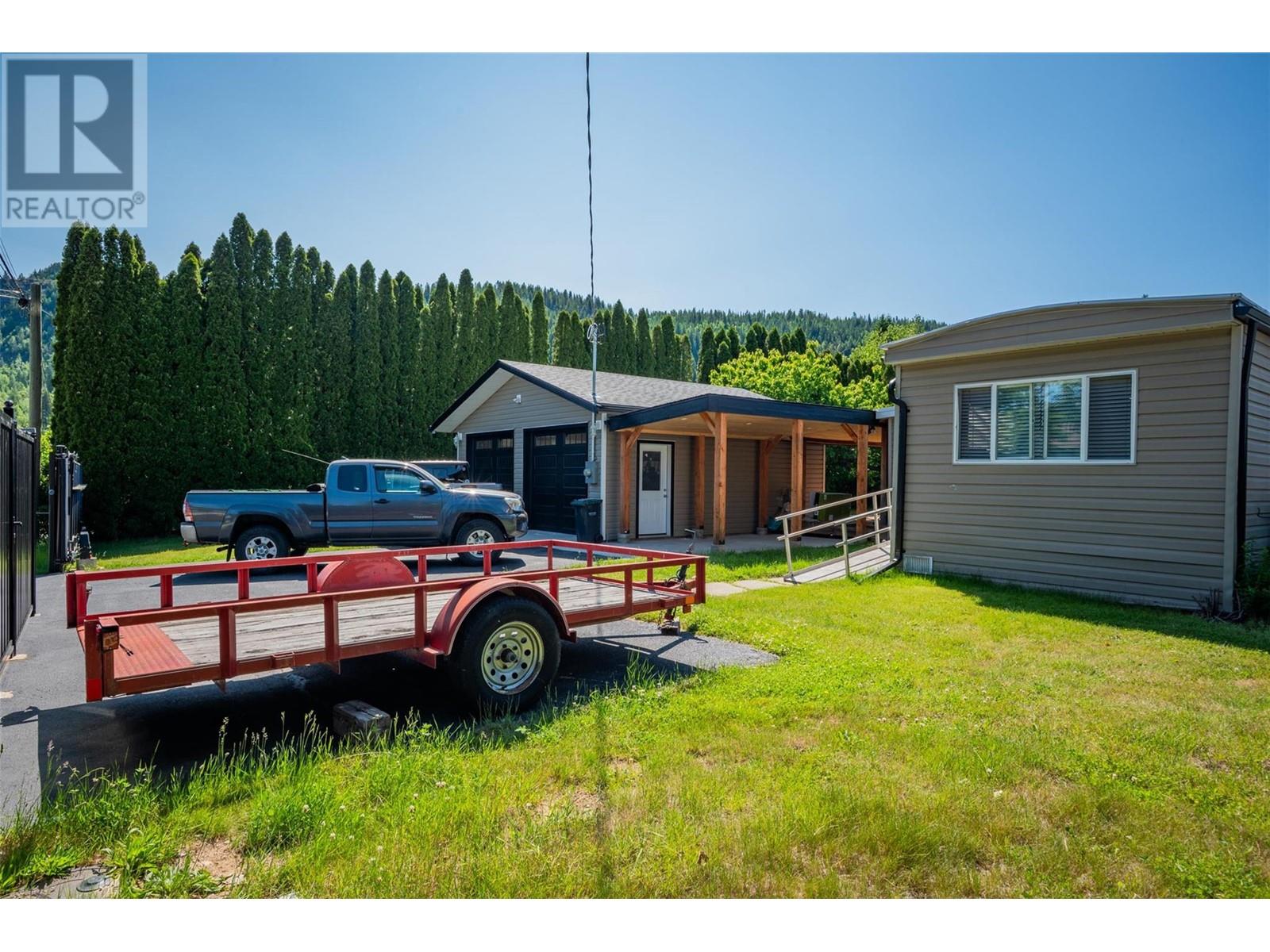 522 105TH Street, Castlegar, British Columbia
