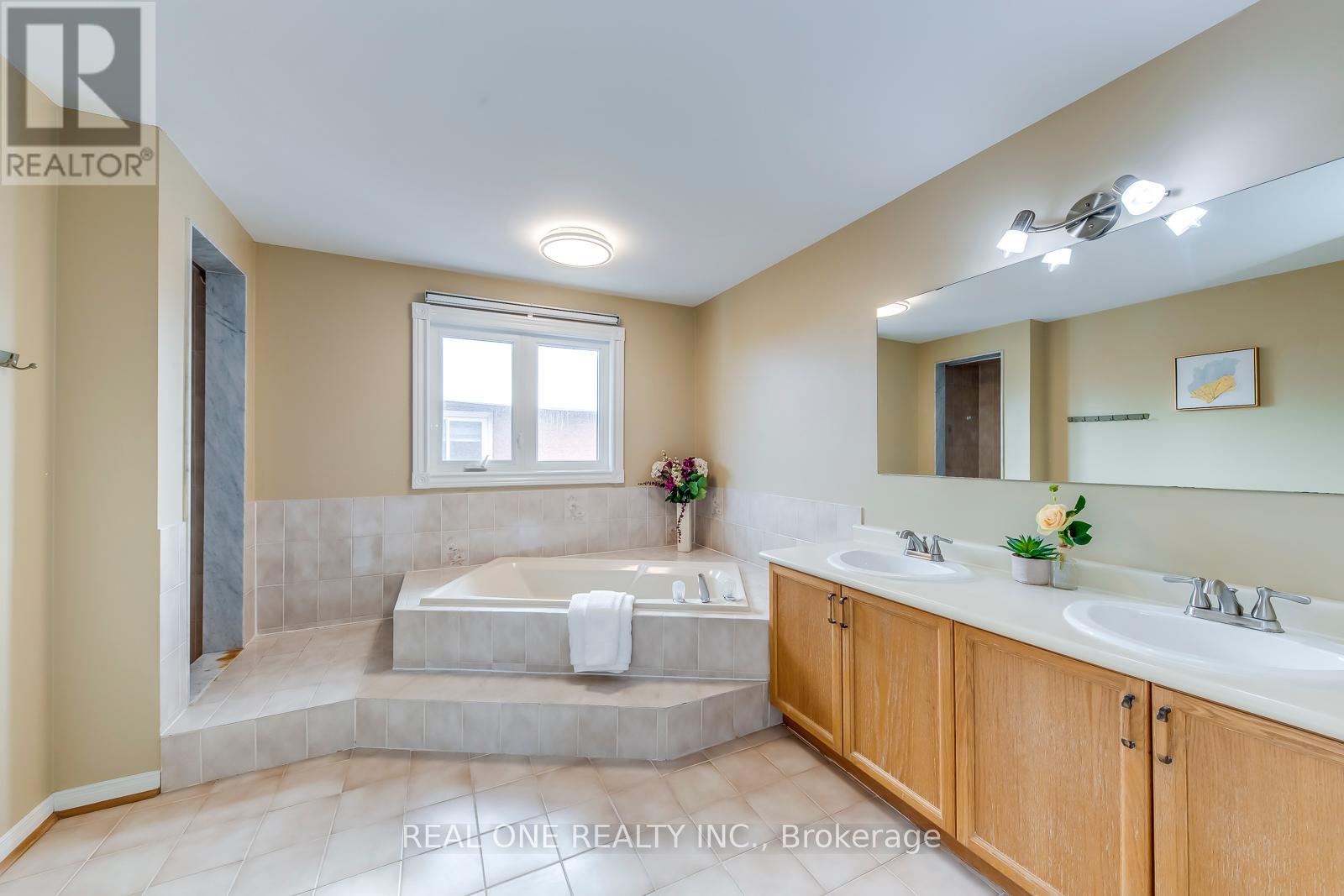 1389 Heritage Way, Oakville, Ontario  L6M 3C2 - Photo 24 - W12094839