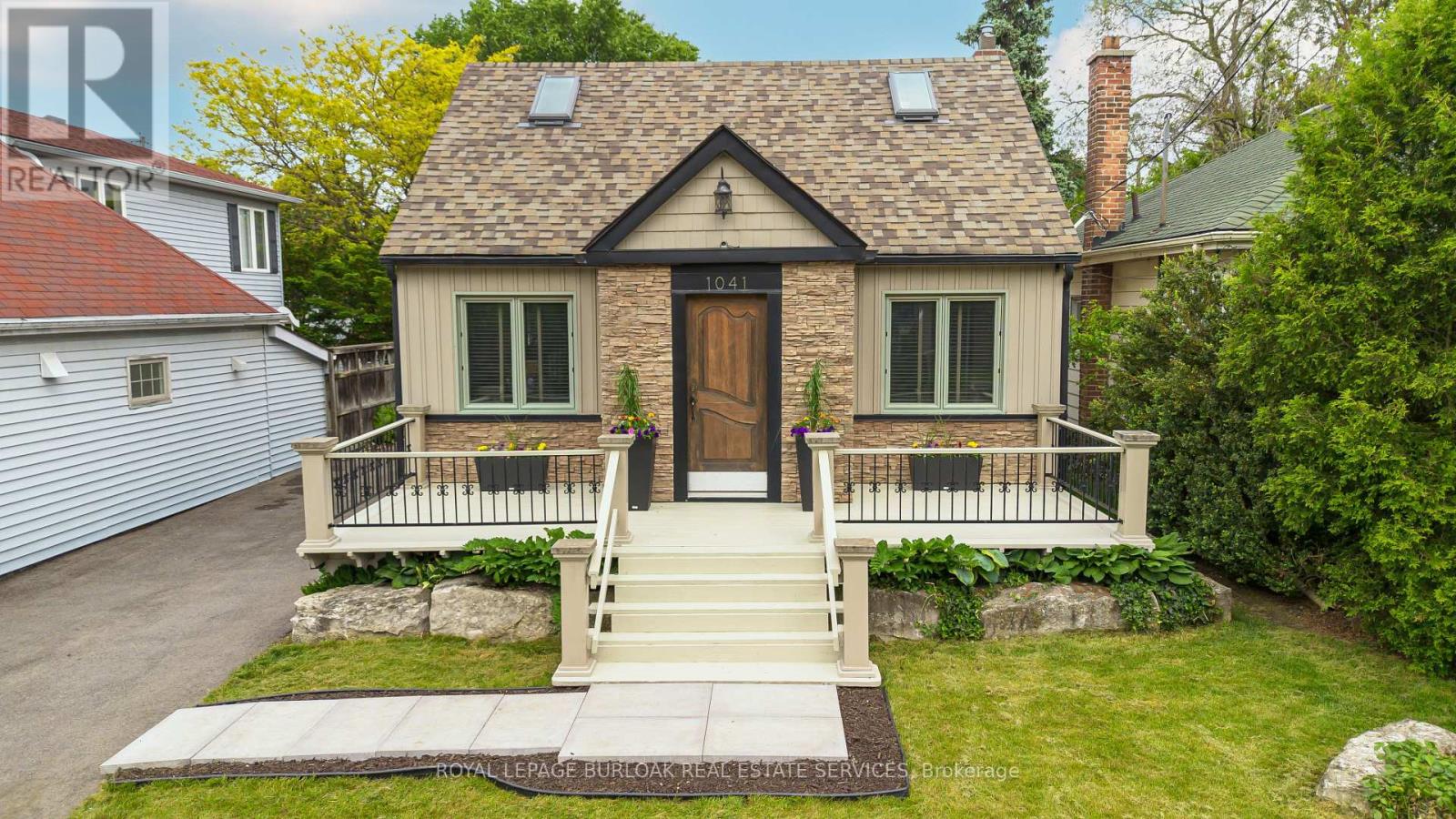 1041 Plains View Avenue, Burlington (Bayview), Ontario  L7T 1V4 - Photo 2 - W12200203