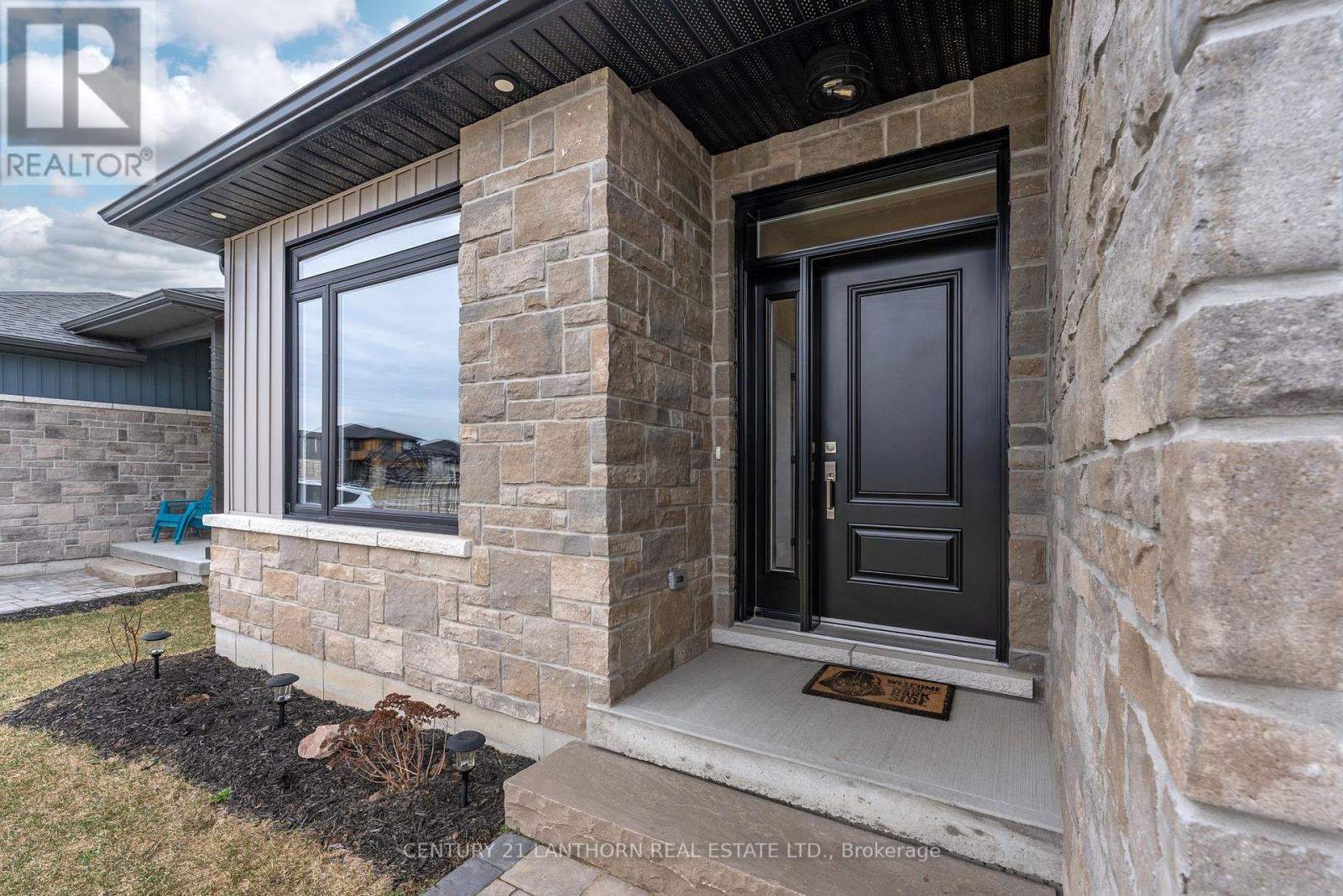 62 Hastings Park Drive, Belleville, Ontario K8P 0H7 - Photo 2 - X12200601