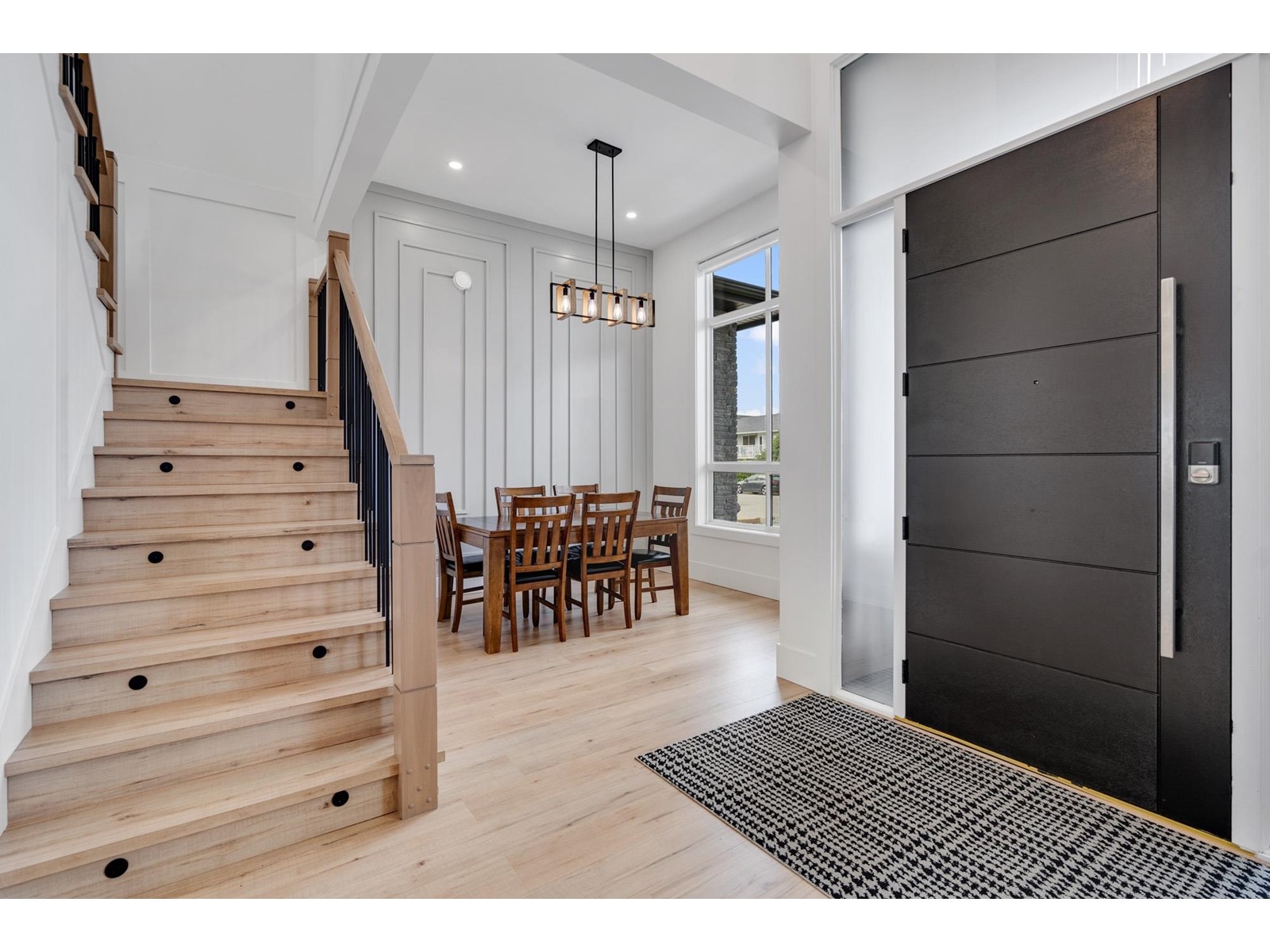 Property at 34680 2 AVENUE image 3