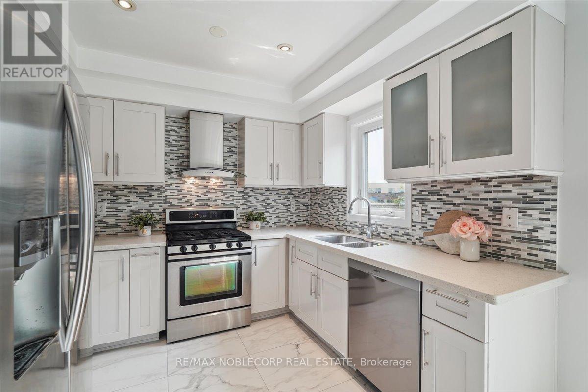 121 Isaac Murray Avenue, Vaughan, Ontario  L6A 2S8 - Photo 9 - N12200585