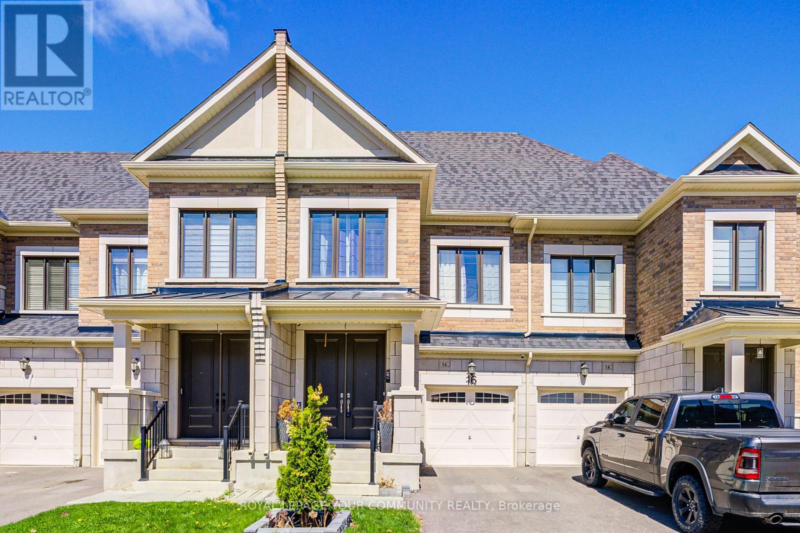 16 Angelfish Road, Brampton, Ontario  L7A 5C5 - Photo 2 - W12200607
