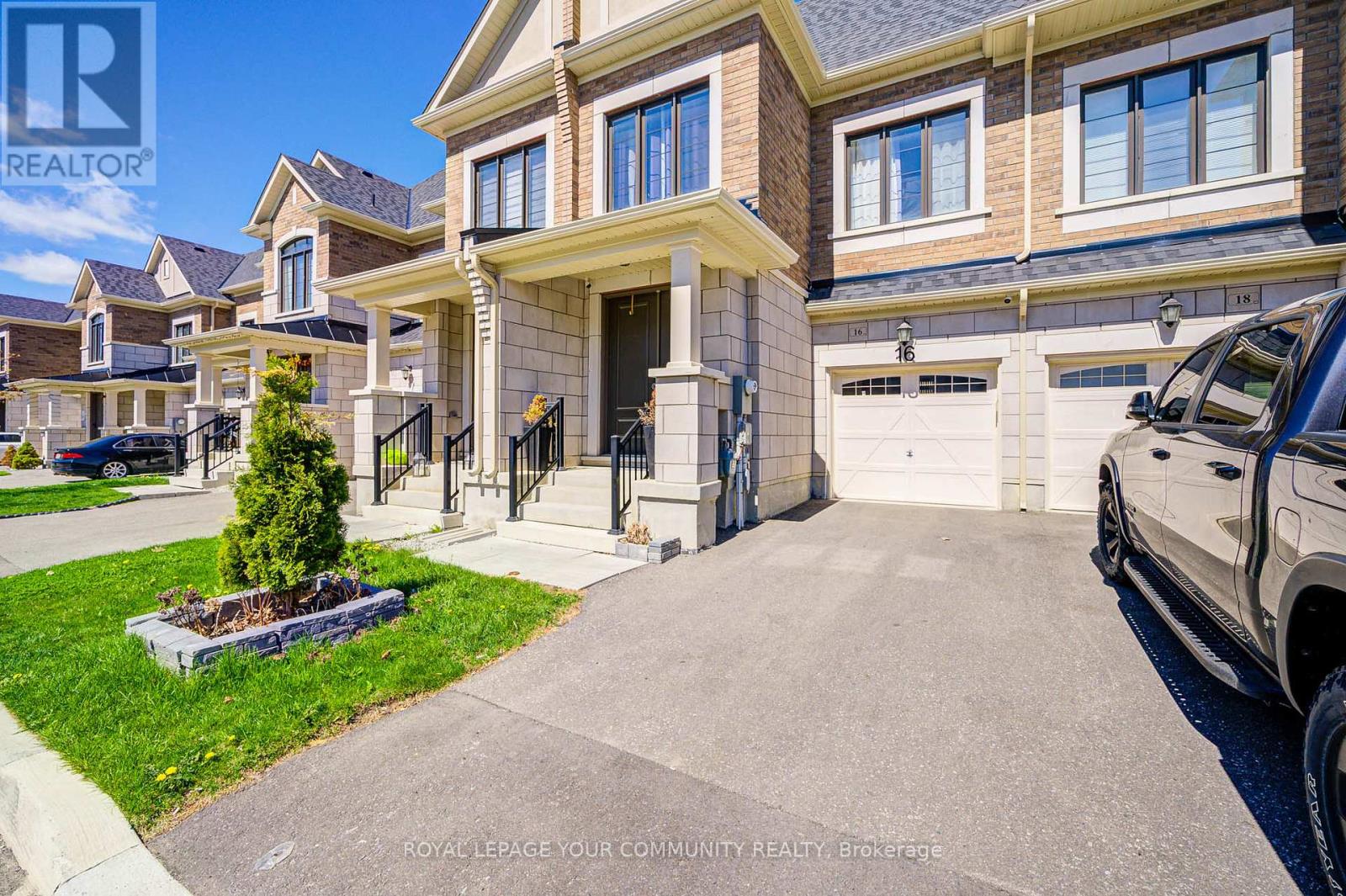 16 Angelfish Road, Brampton, Ontario  L7A 5C5 - Photo 3 - W12200607
