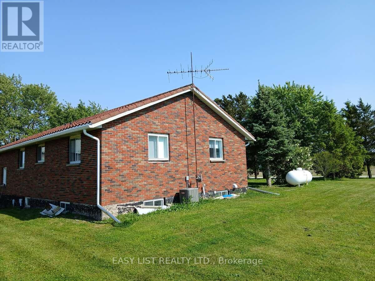 4792 Langbank Line, Dawn-Euphemia, Ontario  N0P 1K0 - Photo 2 - X12200592