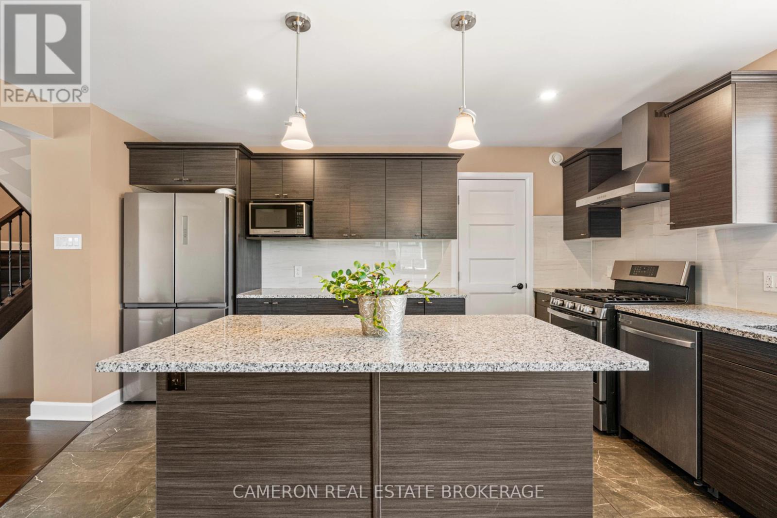 205 Eastport Drive, Cornwall, Ontario  K6H 0G9 - Photo 5 - X12200674