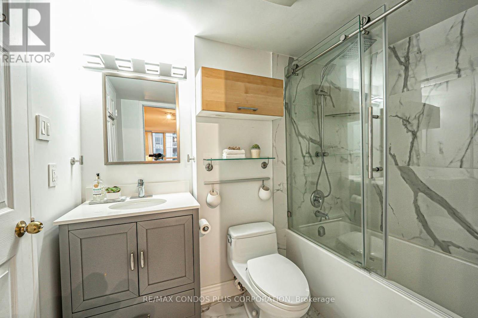 1810 - 736 Bay Street, Toronto, Ontario  M5G 2M4 - Photo 12 - C12200632