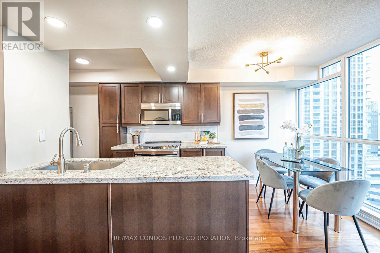 1810 - 736 Bay Street, Toronto, Ontario  M5G 2M4 - Photo 2 - C12200632