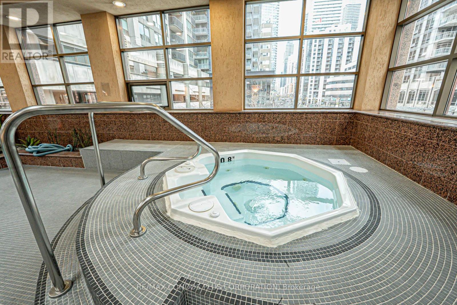 1810 - 736 Bay Street, Toronto, Ontario  M5G 2M4 - Photo 20 - C12200632