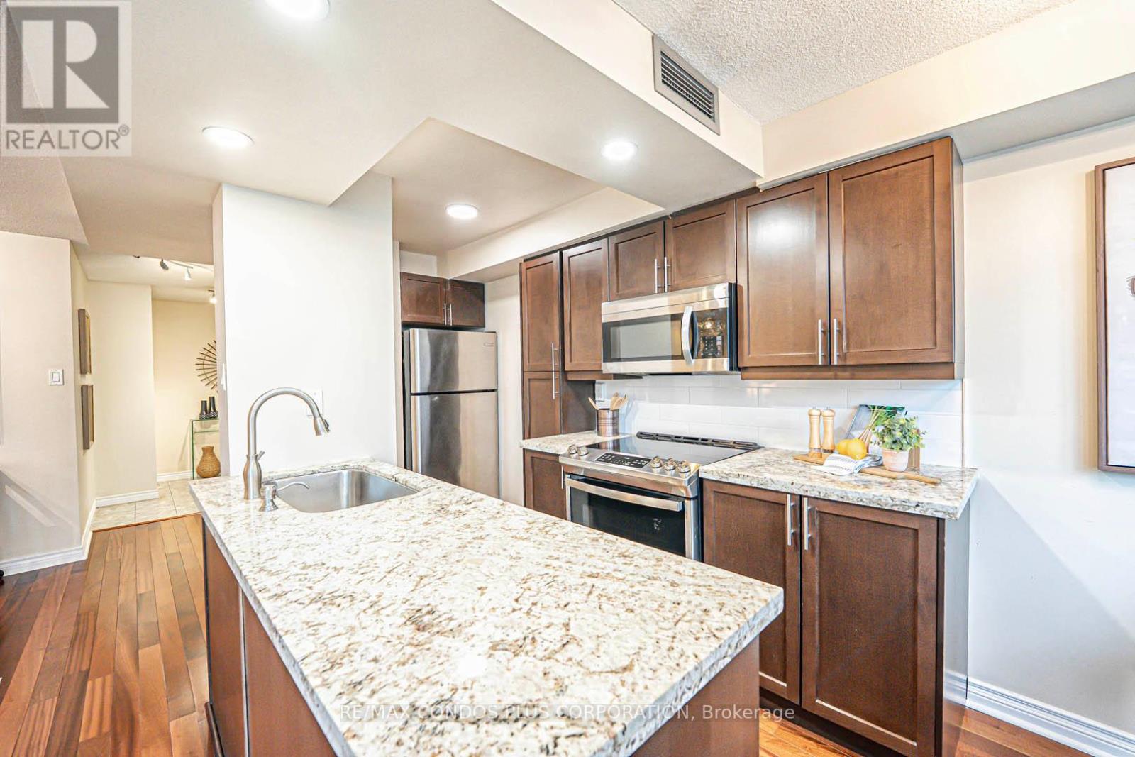 1810 - 736 Bay Street, Toronto, Ontario  M5G 2M4 - Photo 3 - C12200632