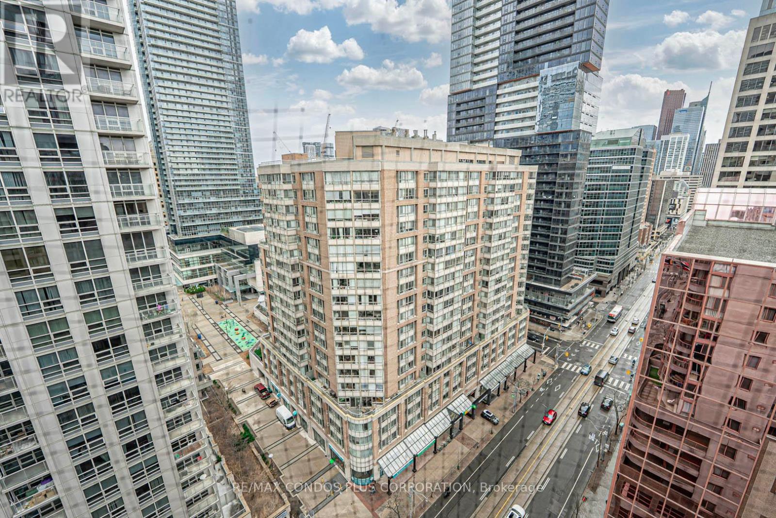 1810 - 736 Bay Street, Toronto, Ontario  M5G 2M4 - Photo 8 - C12200632