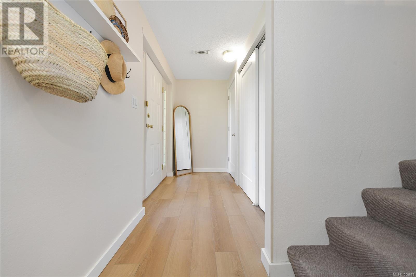 Property at 4387 Torrington Pl image 3