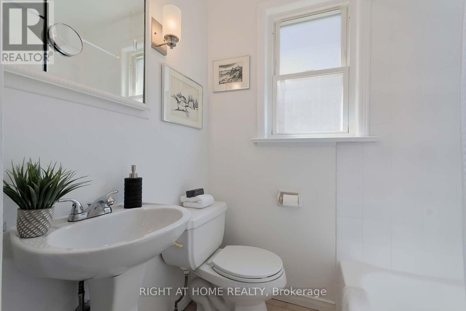 498 Scarborough Road, Toronto, Ontario  M4E 3N2 - Photo 12 - E12200657