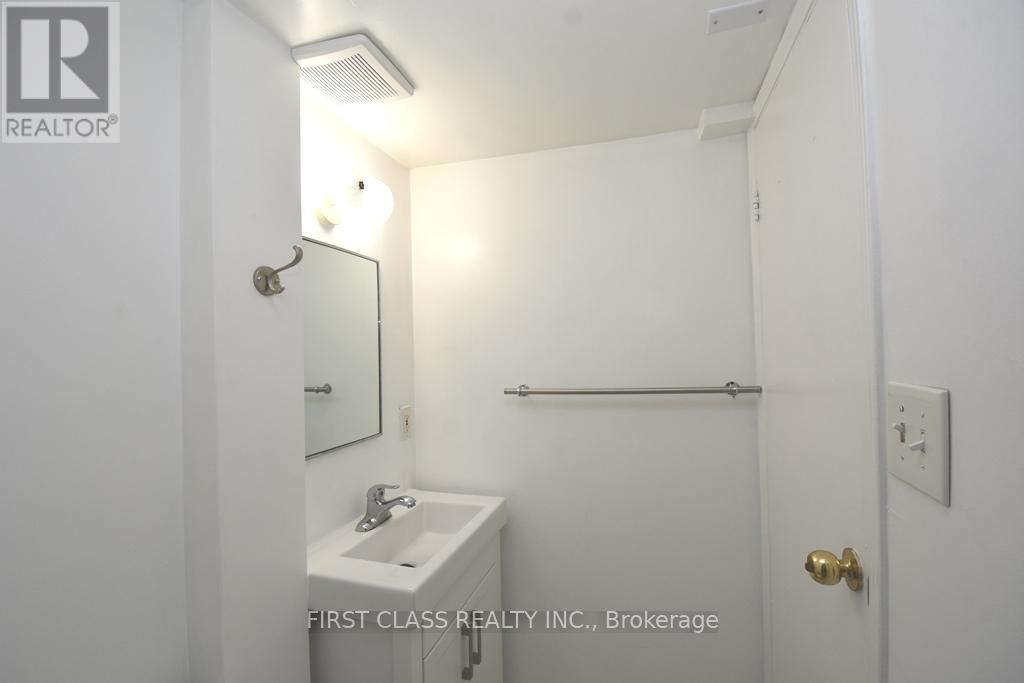 Bsmt - 1050 Woodbine Avenue, Toronto, Ontario  M4C 4C4 - Photo 11 - E12122745