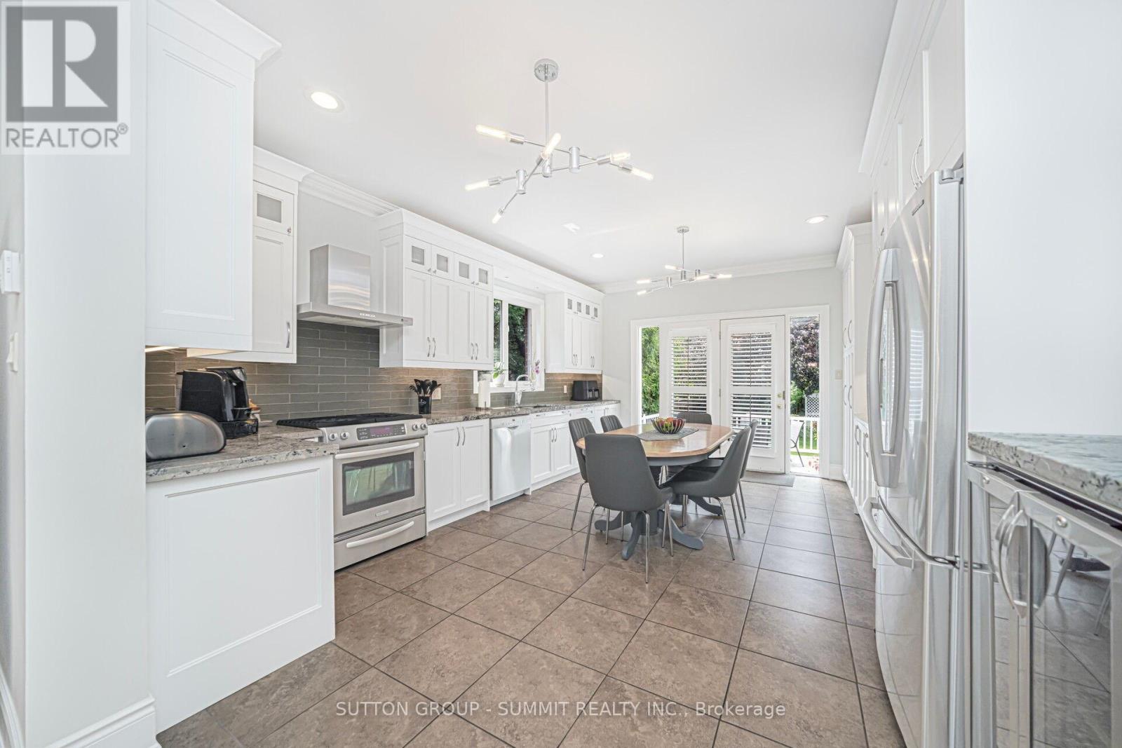 5981 Rayshaw Crescent, Mississauga (Streetsville), Ontario  L5M 2P1 - Photo 12 - W12200625