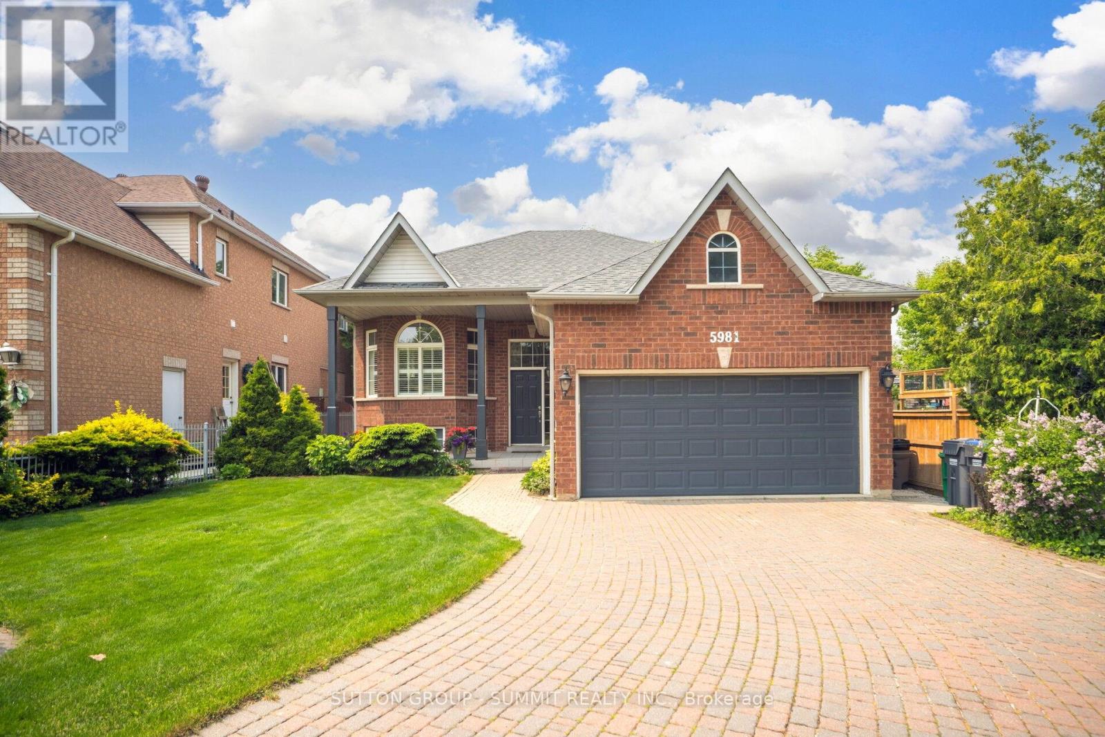 5981 Rayshaw Crescent, Mississauga (Streetsville), Ontario  L5M 2P1 - Photo 2 - W12200625