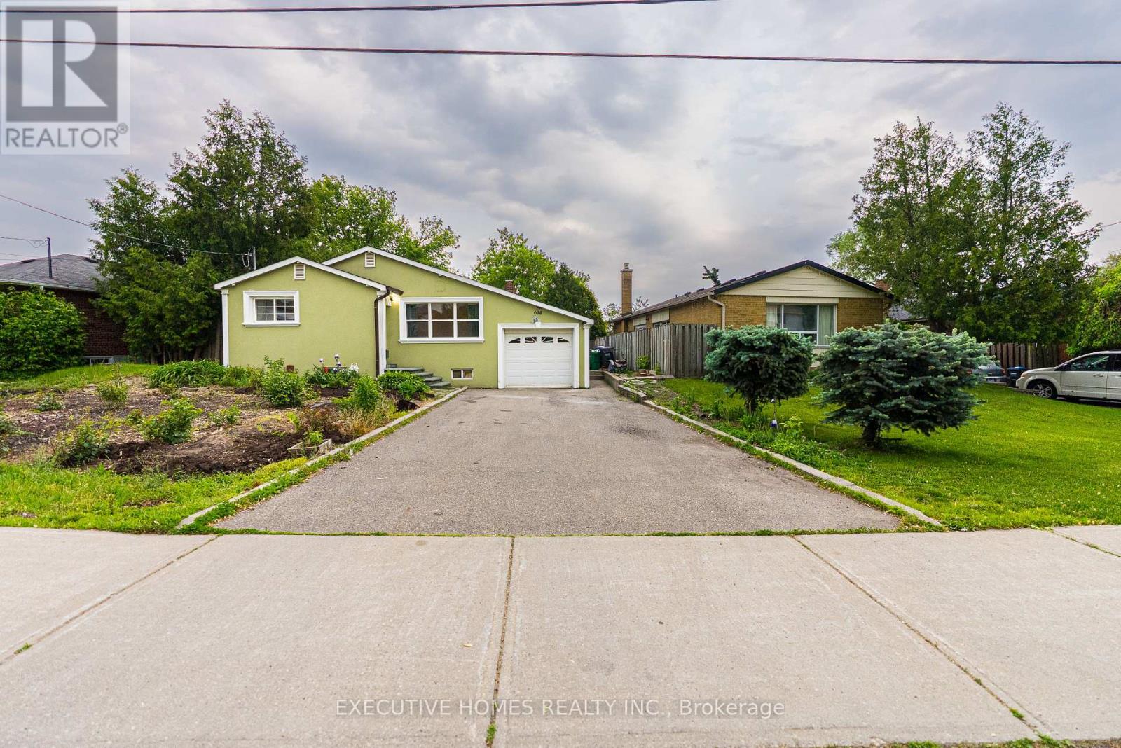 3694 Queenston Drive, Mississauga, Ontario  L5C 2H2 - Photo 2 - W12200665