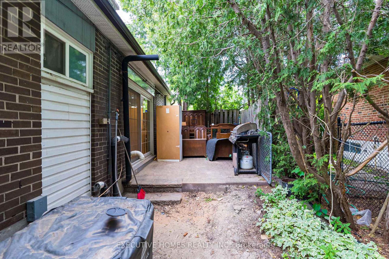 3694 Queenston Drive, Mississauga, Ontario  L5C 2H2 - Photo 8 - W12200665