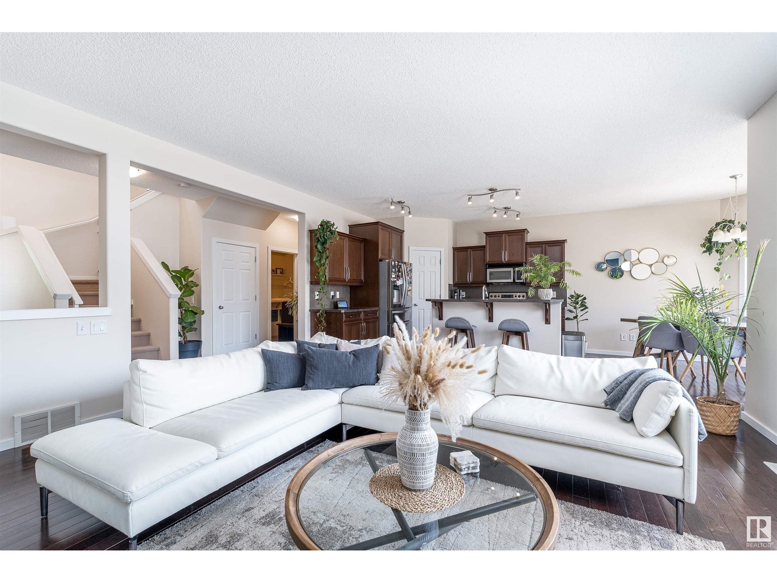8715 10 AV SW, Edmonton, Alberta