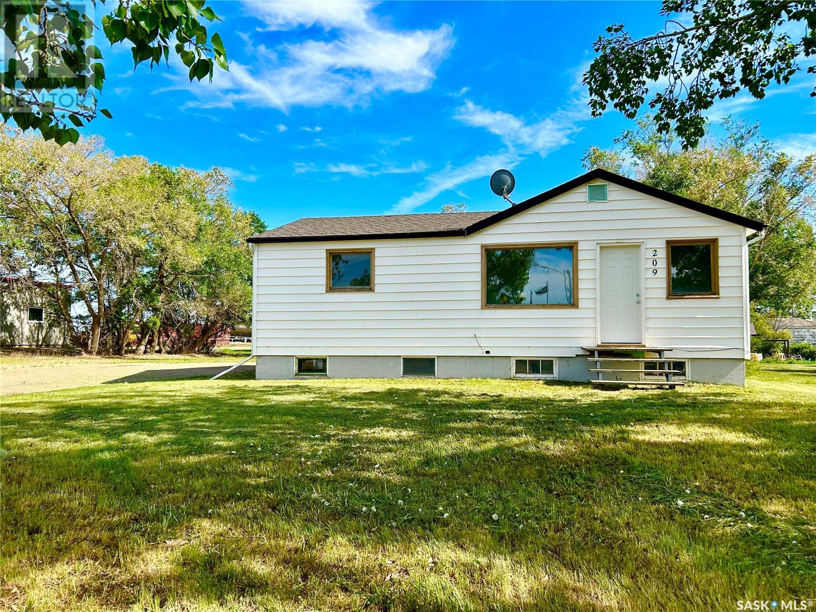 209 4th Avenue E, Coleville, Saskatchewan  S0L 0K0 - Photo 1 - SK008530