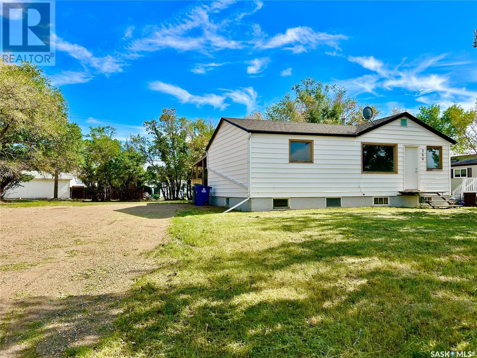 209 4th Avenue E, Coleville, Saskatchewan  S0L 0K0 - Photo 2 - SK008530