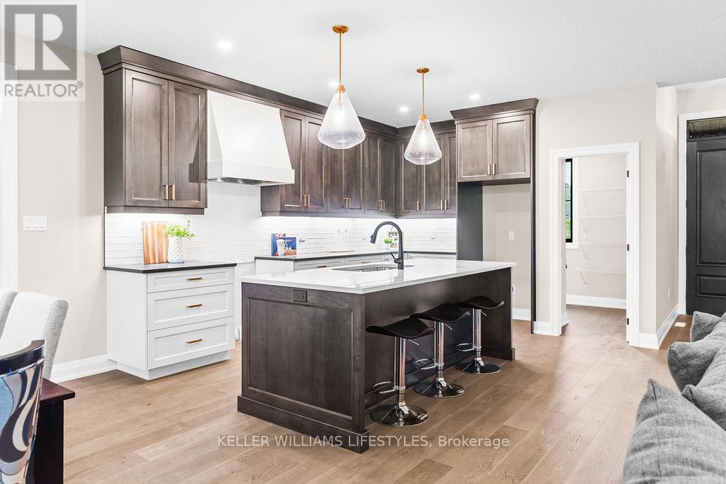 54 East Glen Drive, Lambton Shores, Ontario  N0M 1B0 - Photo 12 - X12200763