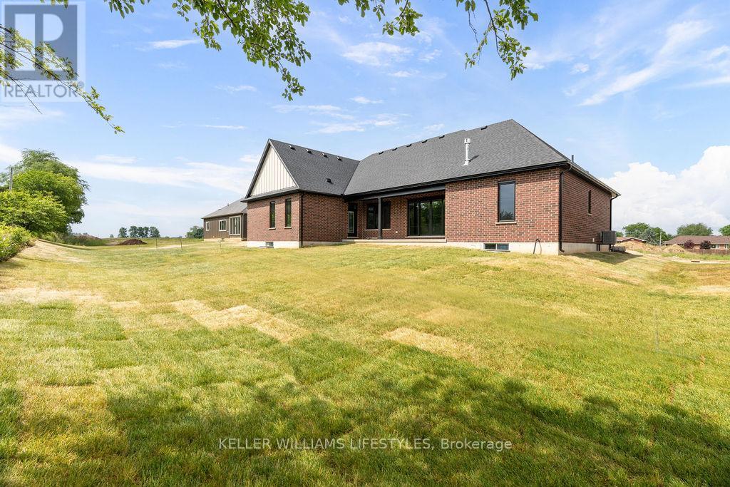 54 East Glen Drive, Lambton Shores, Ontario  N0M 1B0 - Photo 5 - X12200763