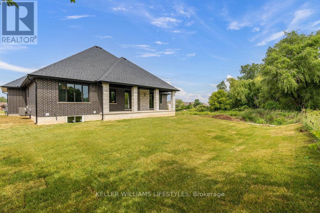 52 East Glen Drive, Lambton Shores, Ontario  N0M 1B0 - Photo 5 - X12200764