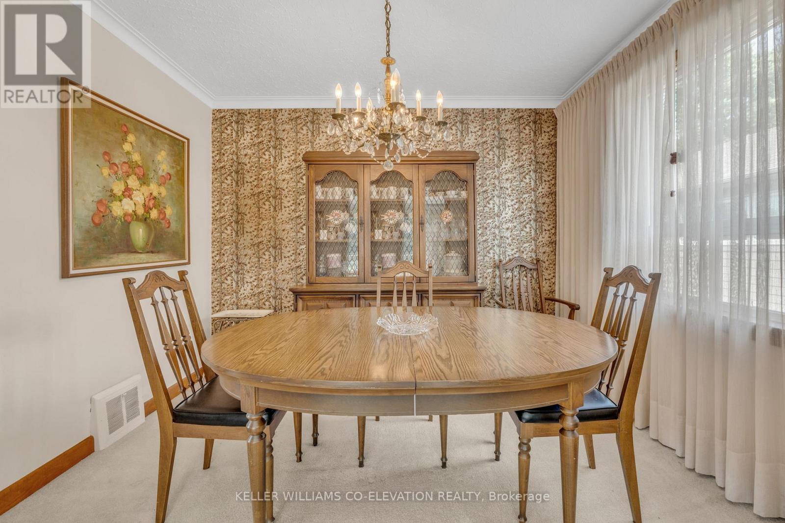 10 Robindale Avenue, Toronto, Ontario  M8W 4A9 - Photo 11 - W12200694