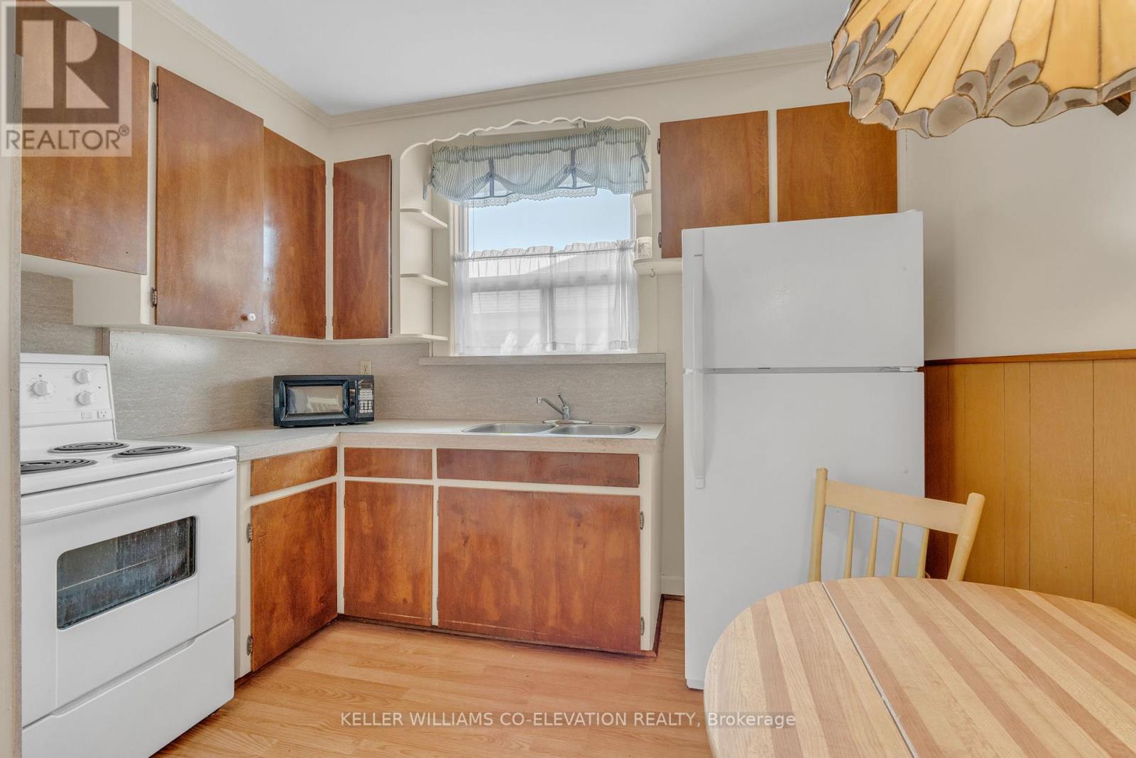 10 Robindale Avenue, Toronto, Ontario  M8W 4A9 - Photo 14 - W12200694