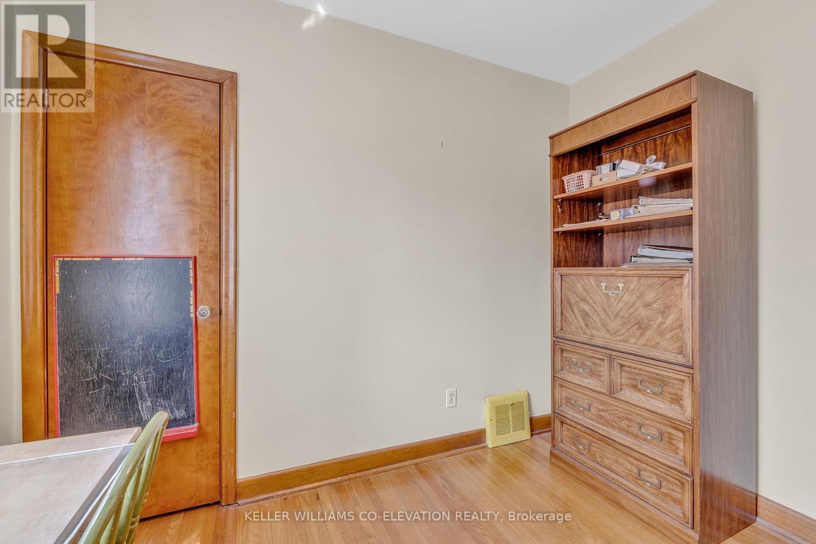 10 Robindale Avenue, Toronto (Alderwood), Ontario  M8W 4A9 - Photo 16 - W12200694