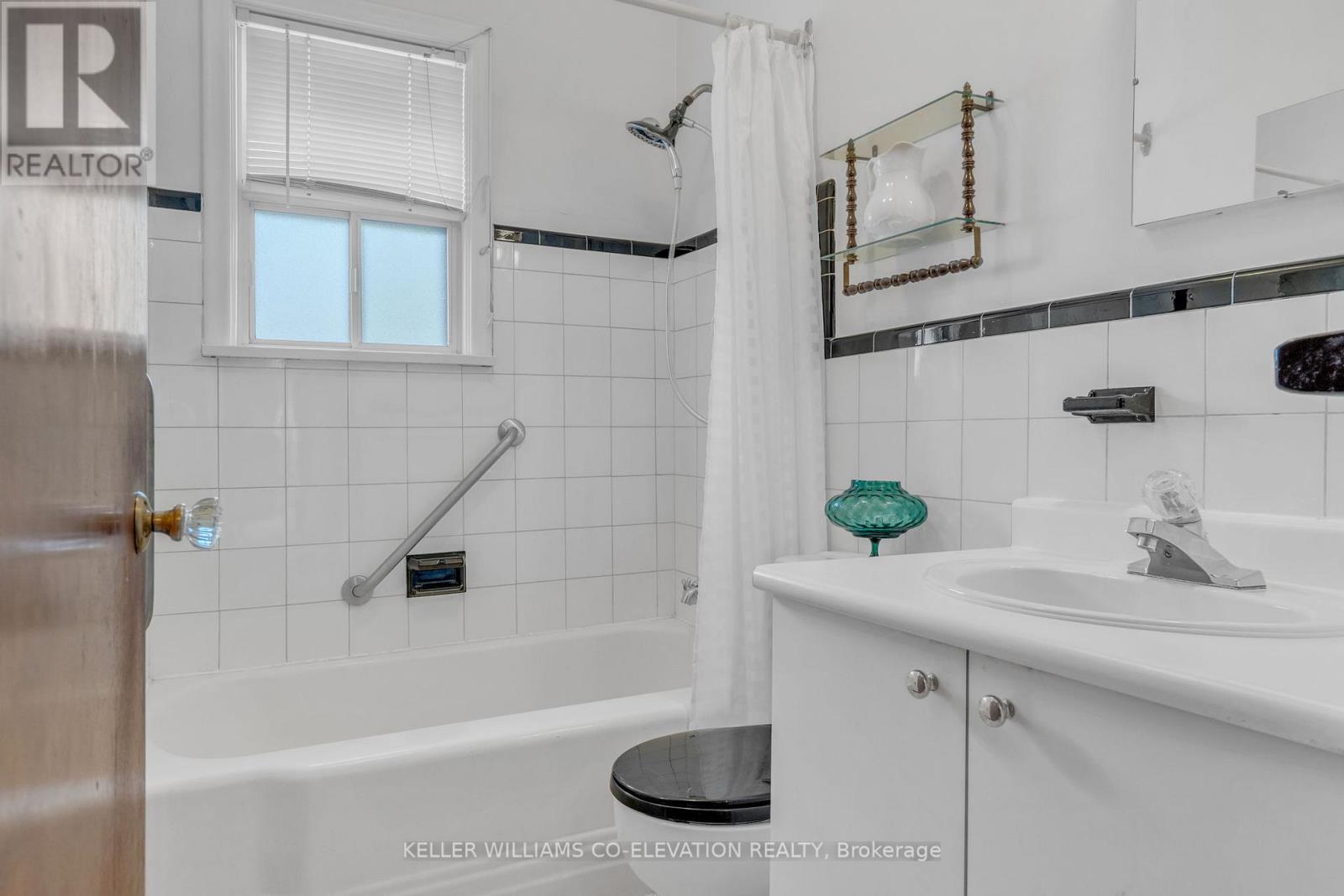 10 Robindale Avenue, Toronto (Alderwood), Ontario  M8W 4A9 - Photo 22 - W12200694