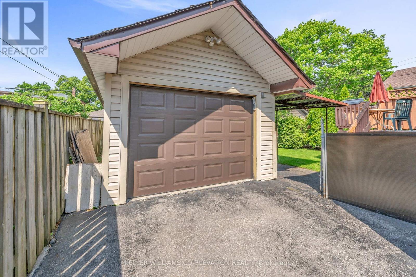 10 Robindale Avenue, Toronto, Ontario  M8W 4A9 - Photo 3 - W12200694