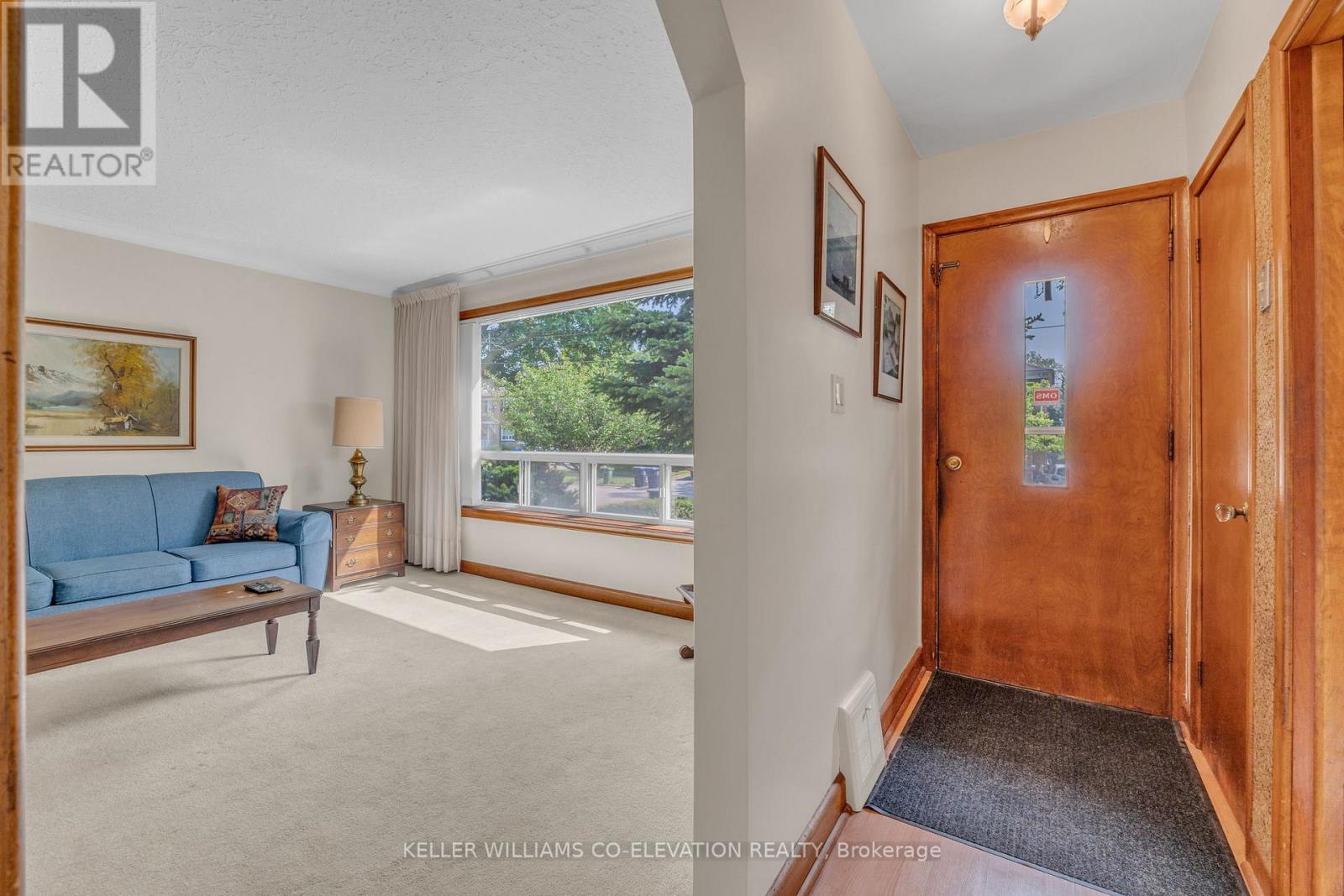 10 Robindale Avenue, Toronto, Ontario  M8W 4A9 - Photo 4 - W12200694