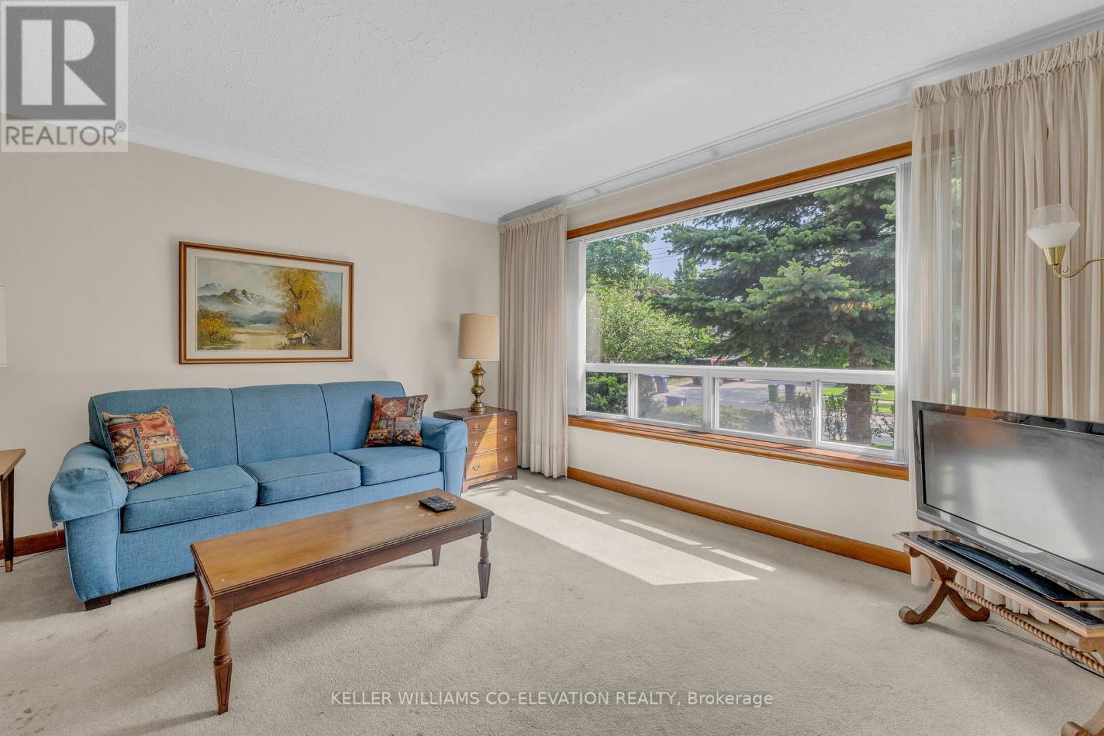 10 Robindale Avenue, Toronto (Alderwood), Ontario  M8W 4A9 - Photo 5 - W12200694